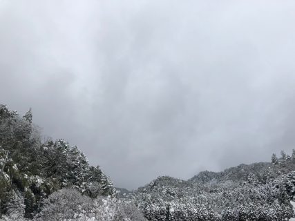 近所で見た雪国のような綺麗な山々