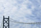 明石海峡大橋と飛行機