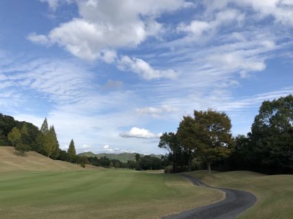 快晴の秋の空の下でゴルフ