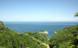 香住の海岸沿いを走るタラコ
