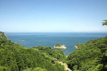 香住の海岸沿いを走るタラコ