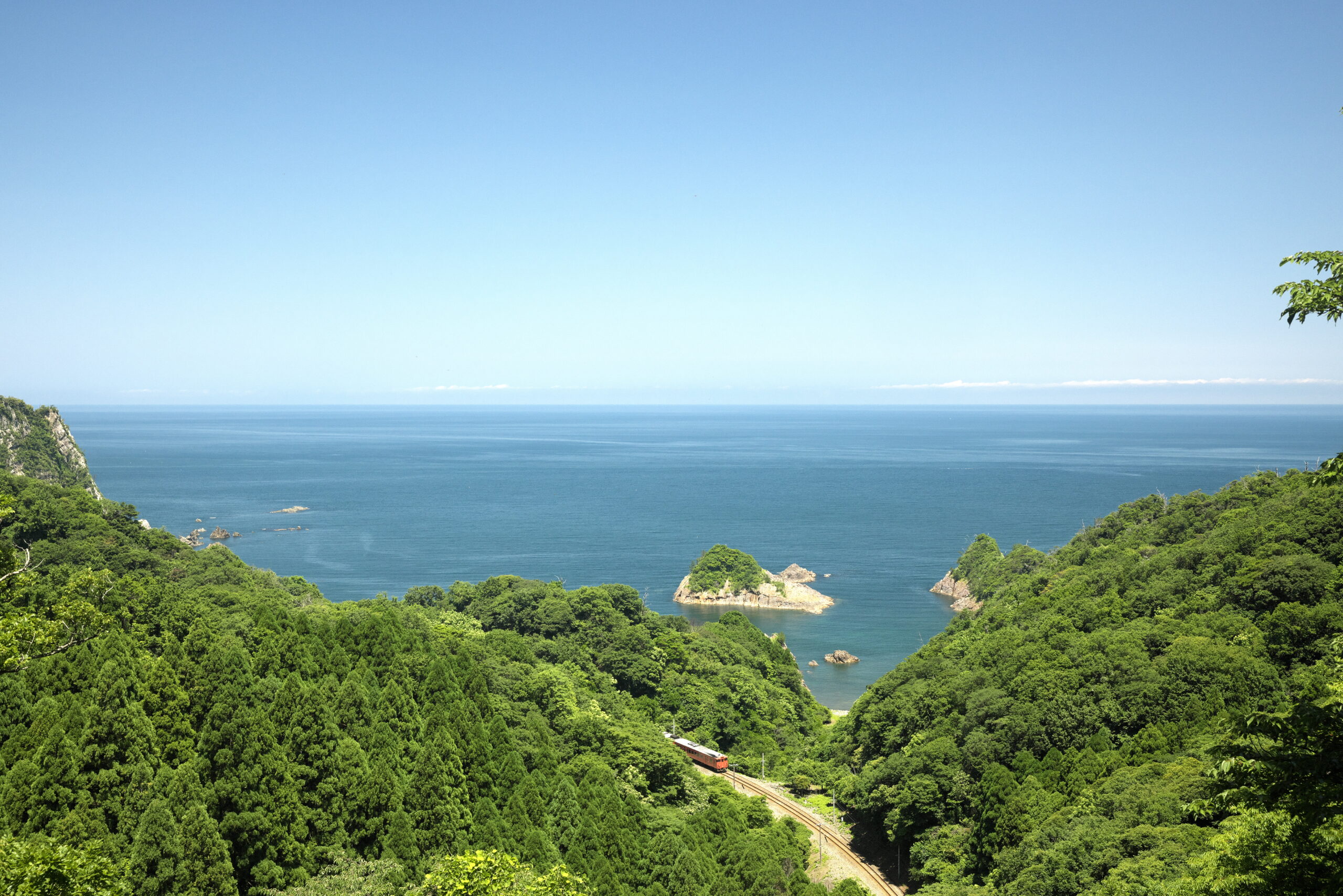香住の海岸沿いを走るタラコ