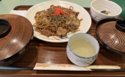 昭和の香りがする焼きそば定食