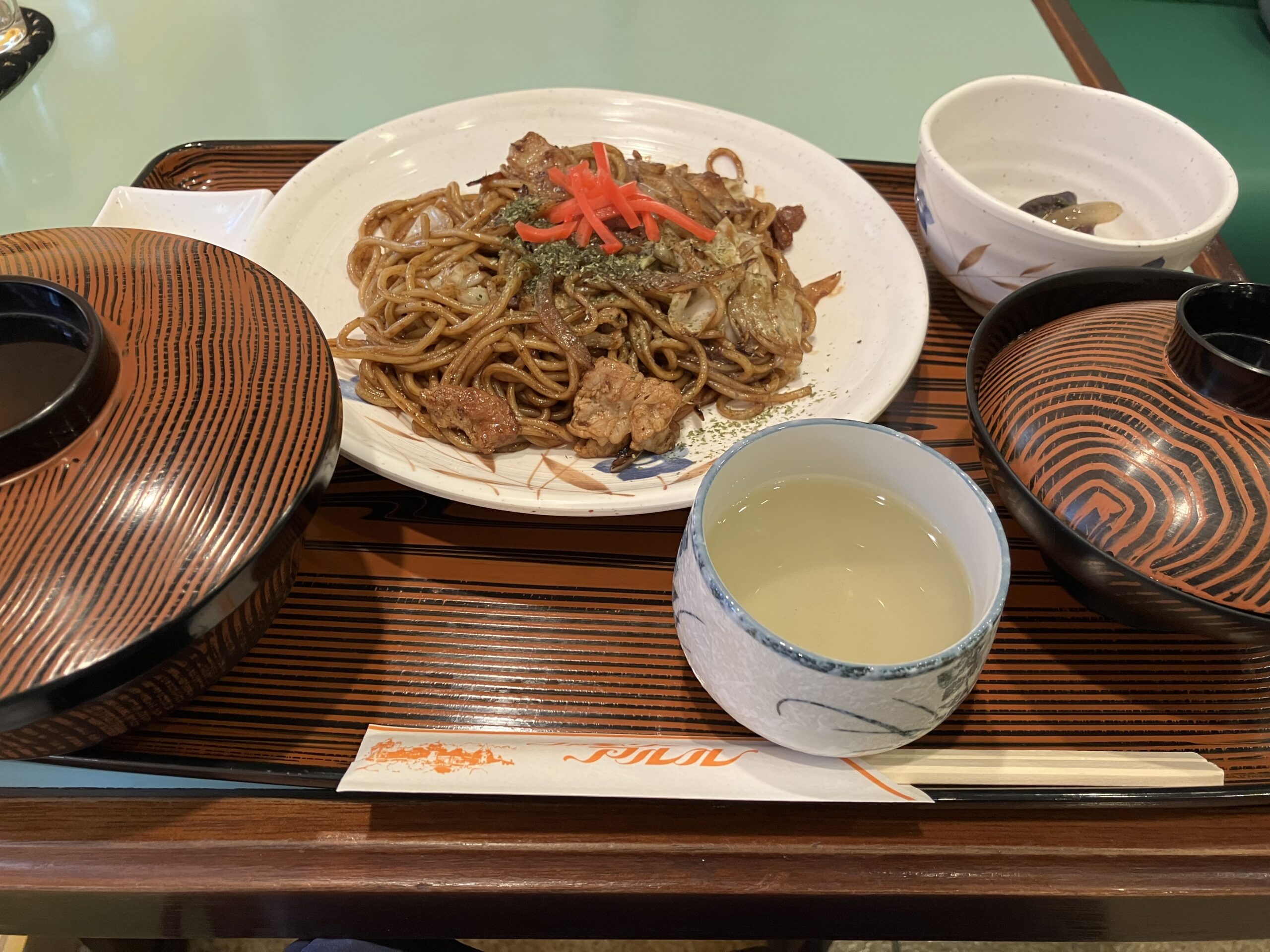 昭和の香りがする焼きそば定食