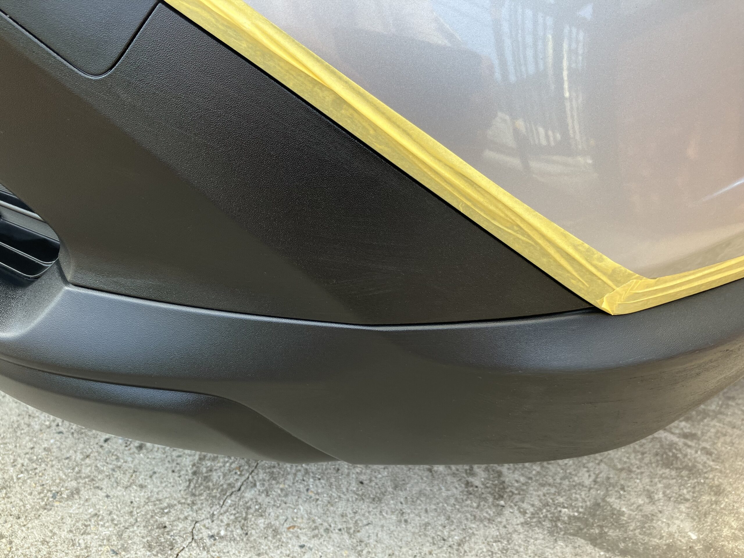 車の未塗装樹脂バンパーのつや出しを