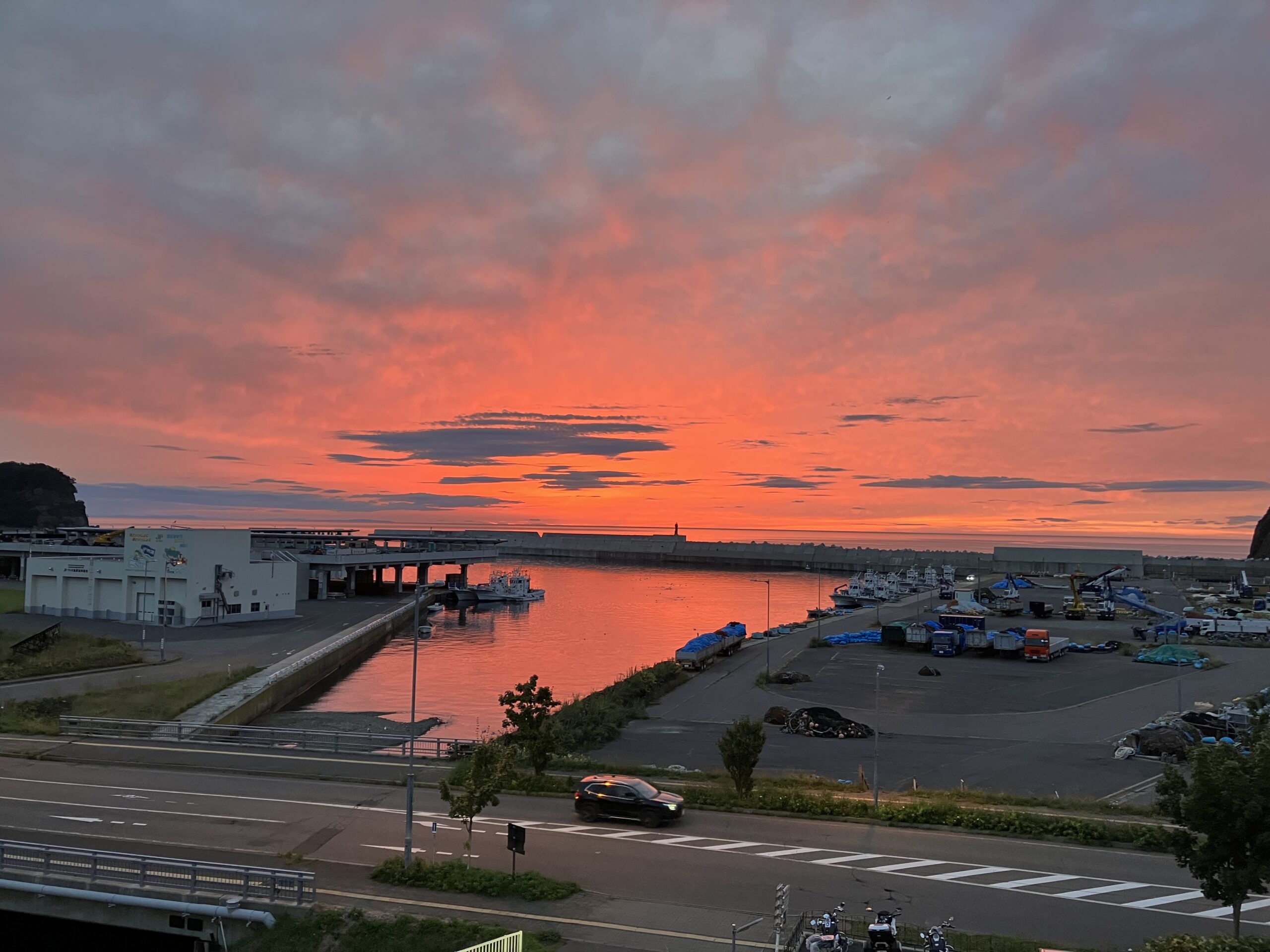 知床ウトロ温泉から見る夕日